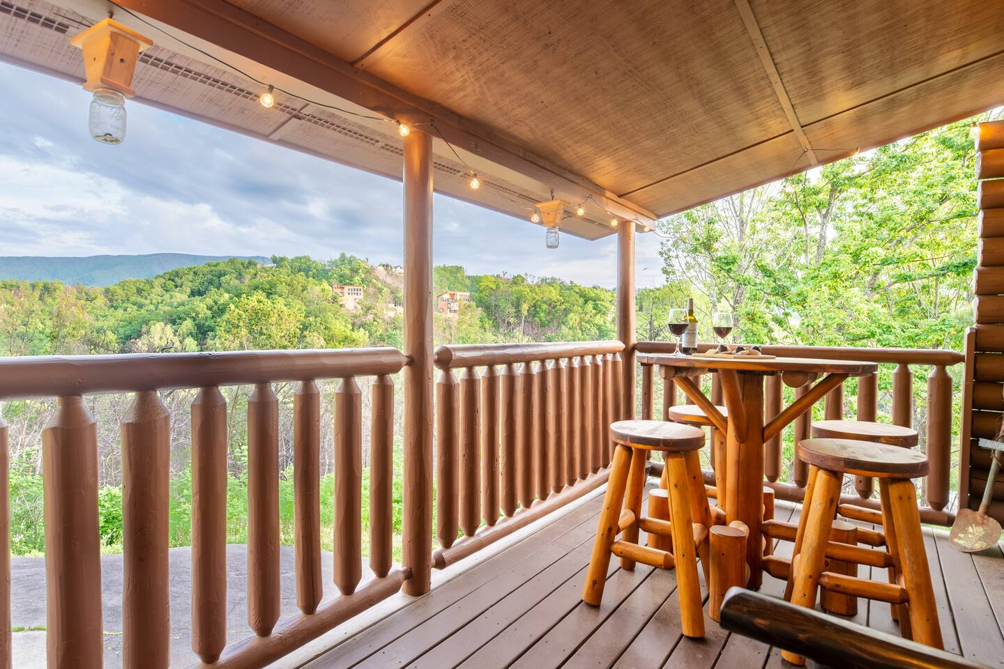 Cozy Family Retreat! Mountain Views! Arcade!