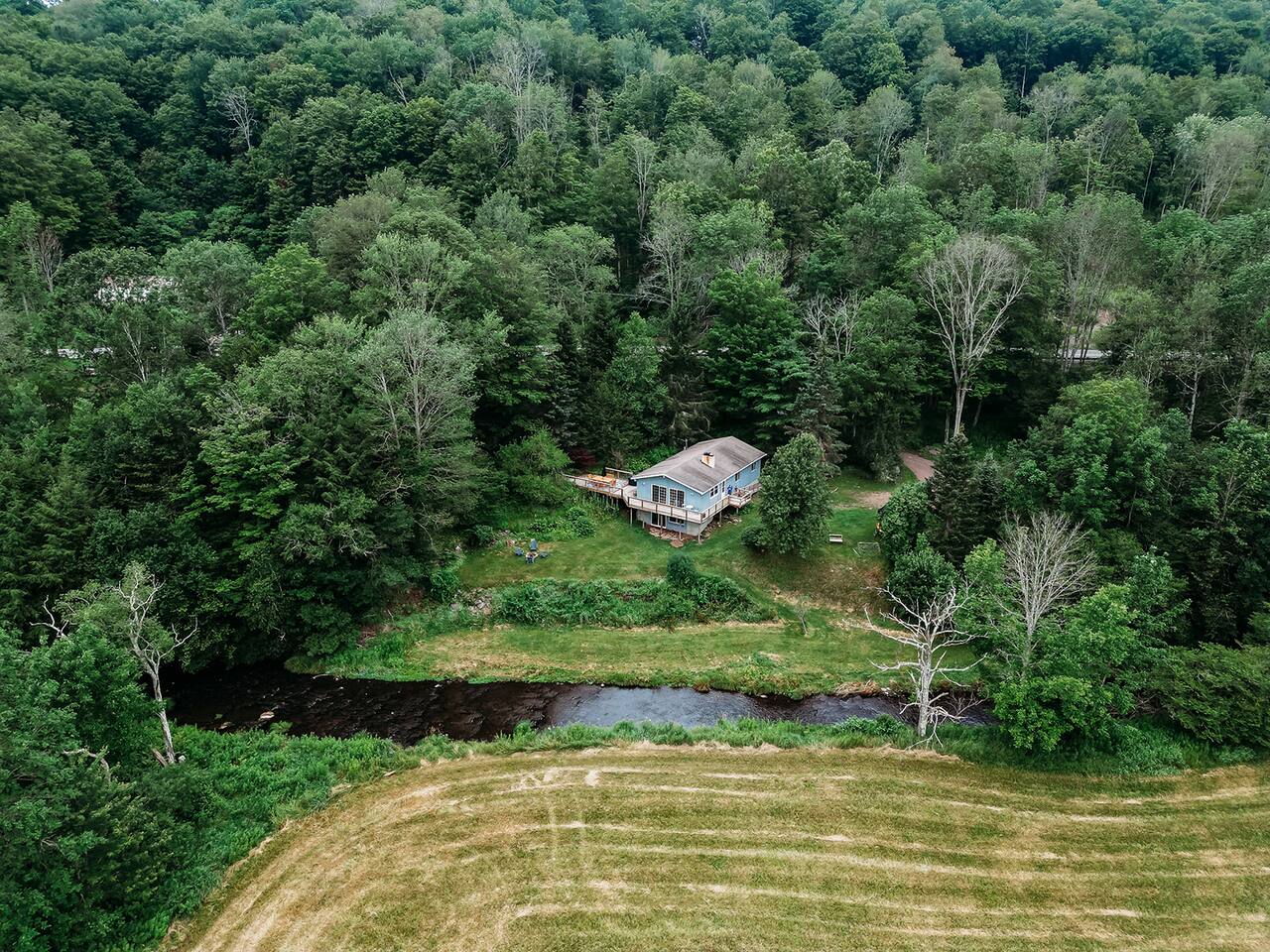 Secluded Yet 7min to Town, Private Creek