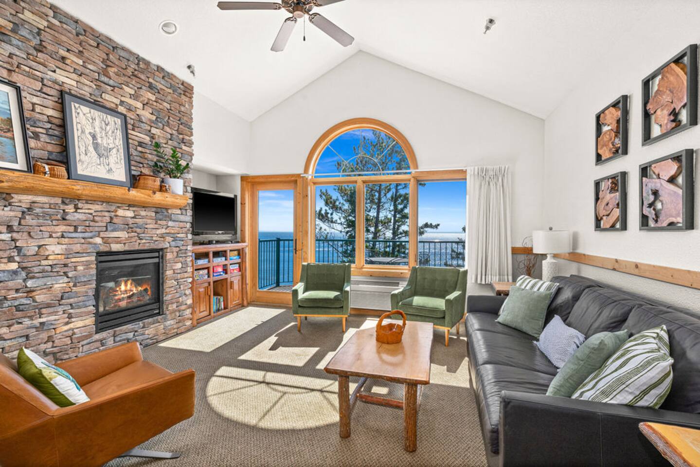 King Suite w/pool & hot tub