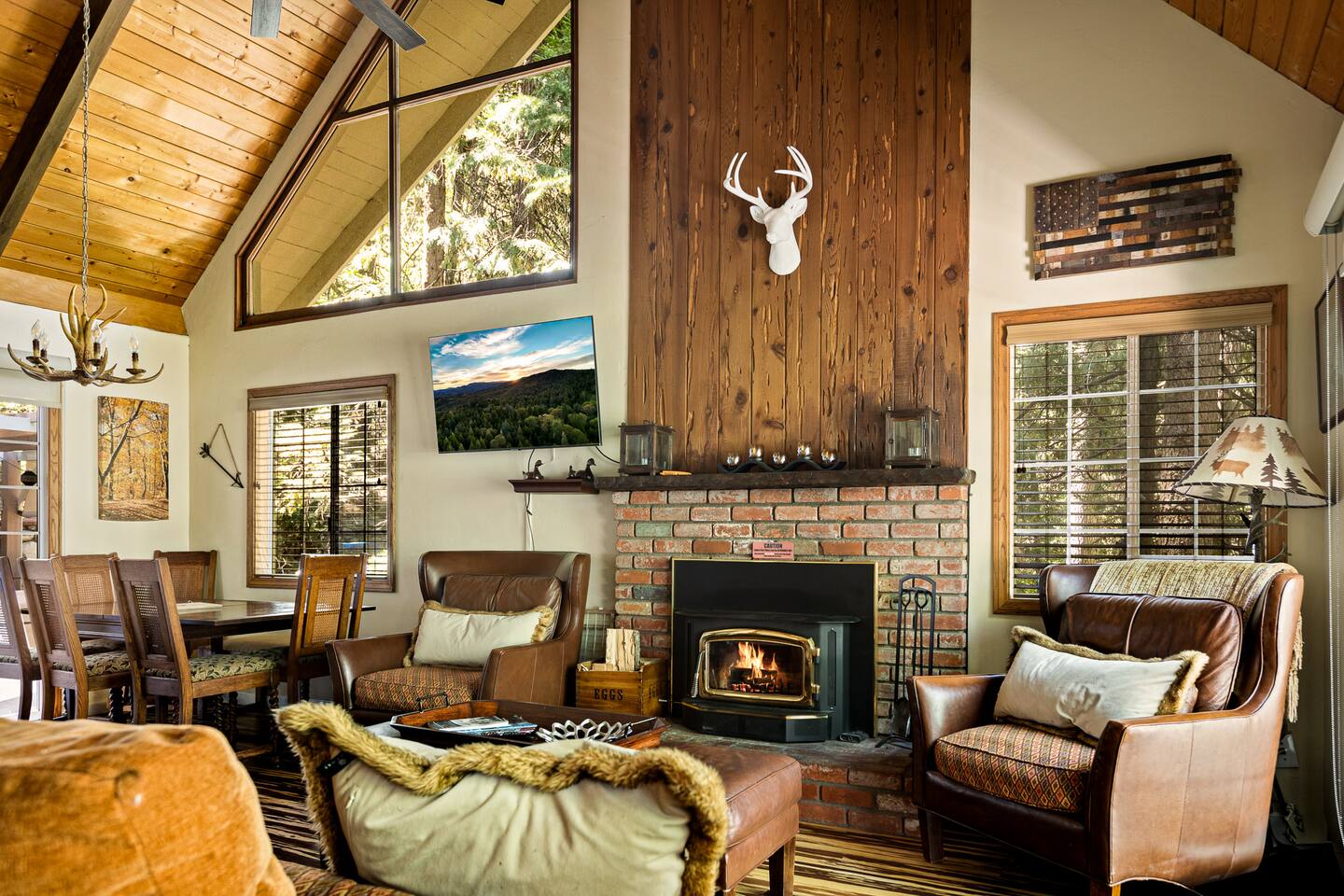 Wilderness Lodge | 4BR w/ Lake Access & Deck