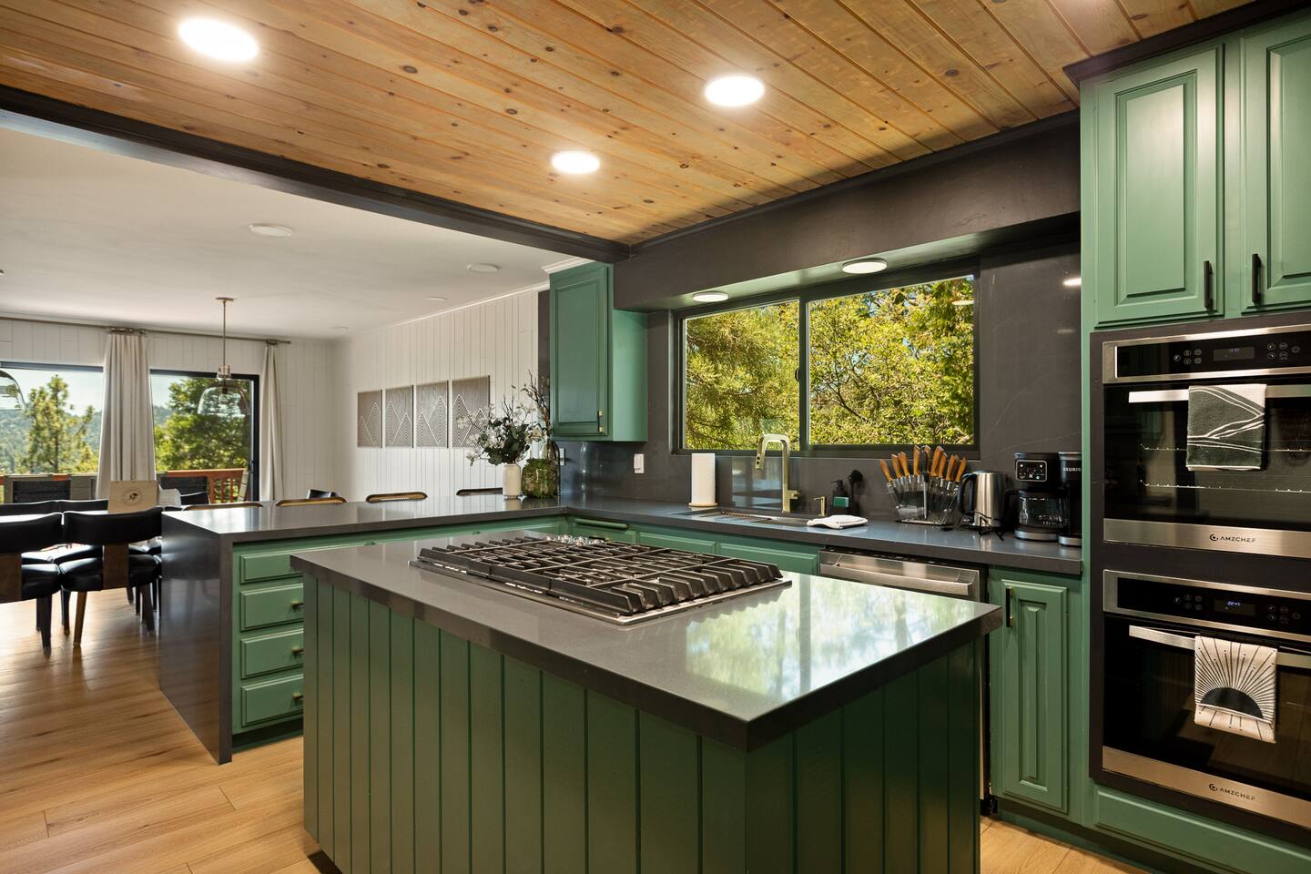 Modern Lakeview Lodge | Game Room+Soaker Tub+Decks