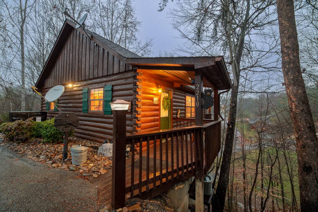 Cozy Couples Retreat! 10min - Dolly Wood! Jacuzzi!