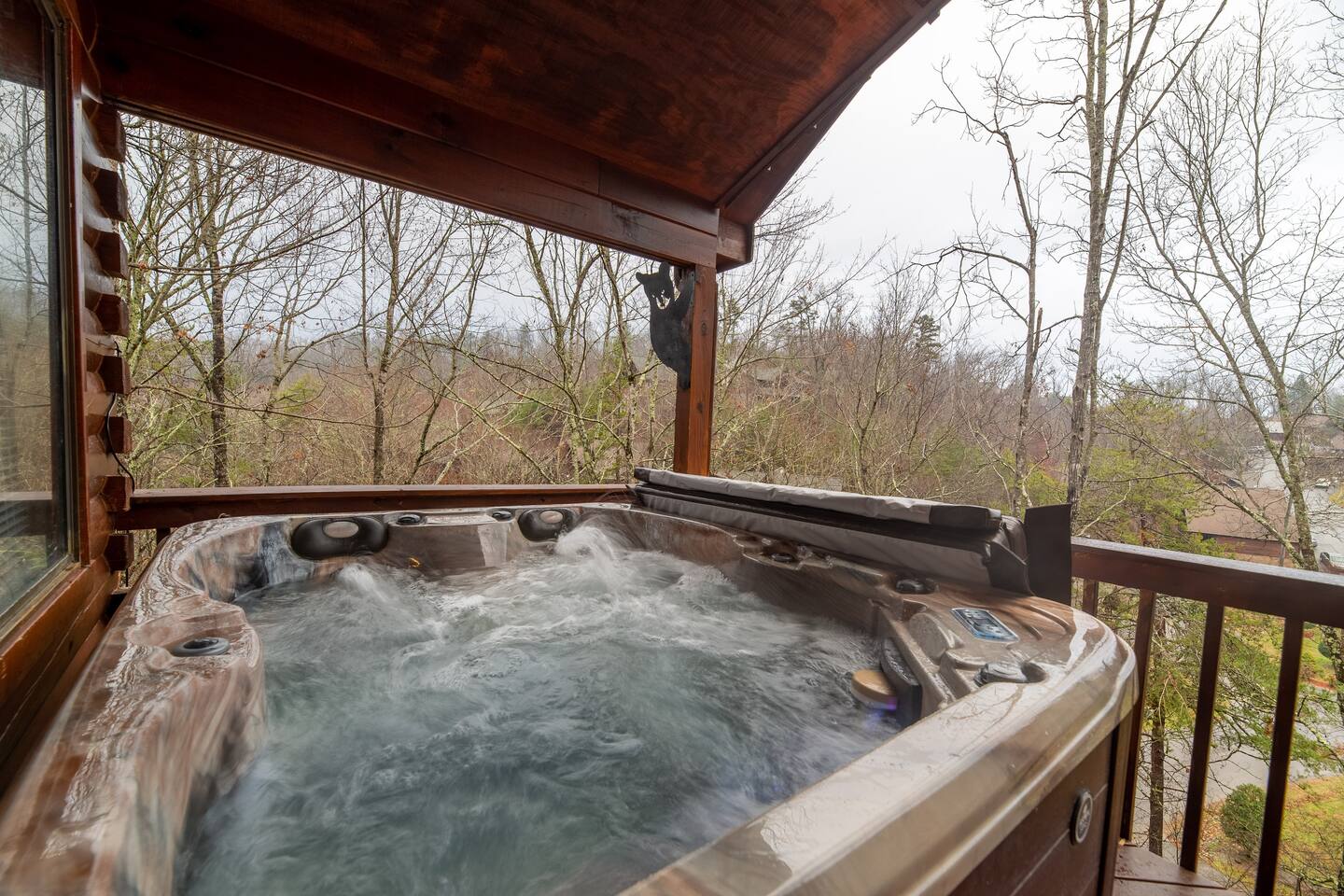 Cozy Couples Retreat! 10min - Dolly Wood! Jacuzzi!