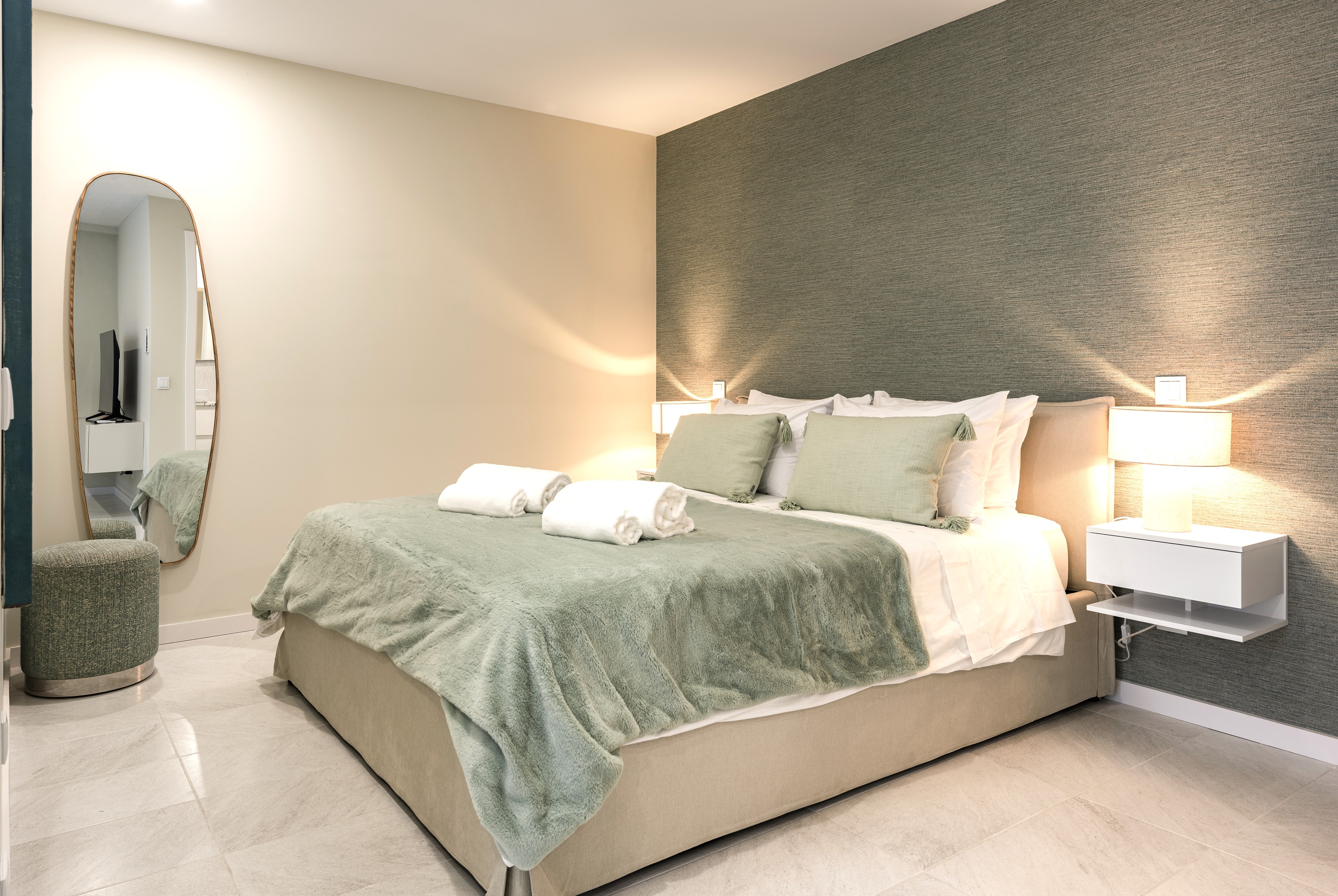 Studio 1 | King Bed | Self Check-in | Villa 41 Faro Airport