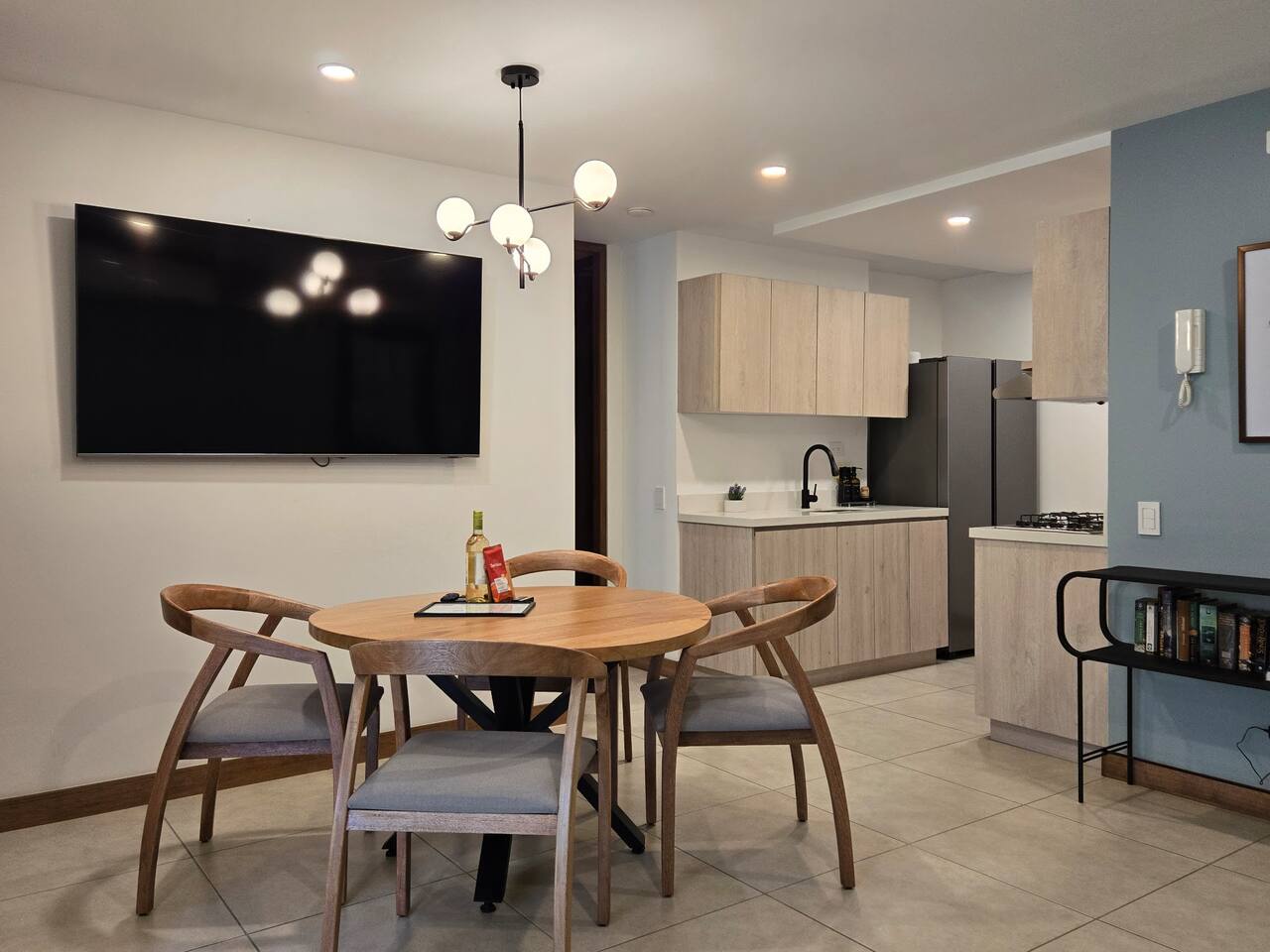 2BR/2.5BA Laureles Retreat w/ AC & Sofa-Bed