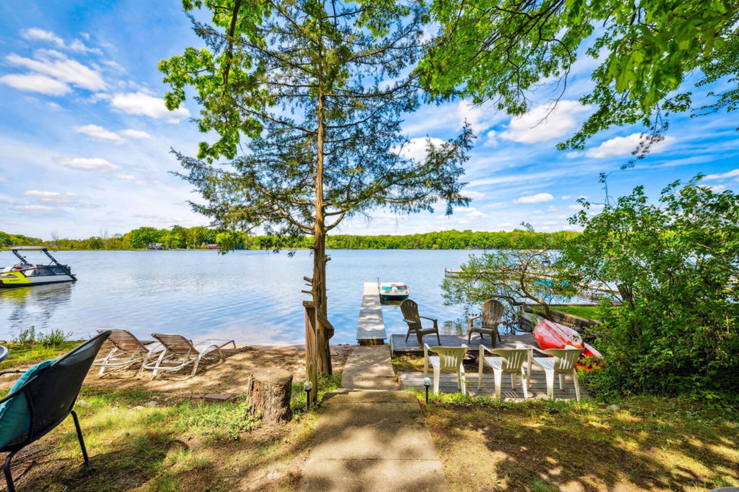 Lakefront Cottage  Sandy Beach, Kayaks, Paddleboat
