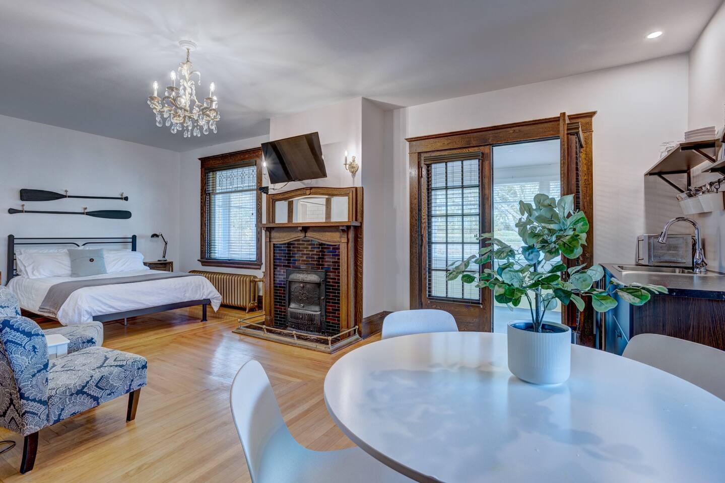Charming Heritage Suite w/ Cozy Sunroom & Deck