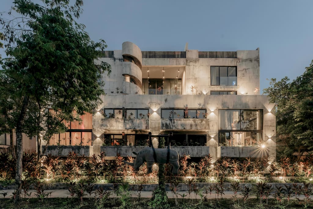 Barneys NY | 4 Residences - 4 pools - Sleeps 40