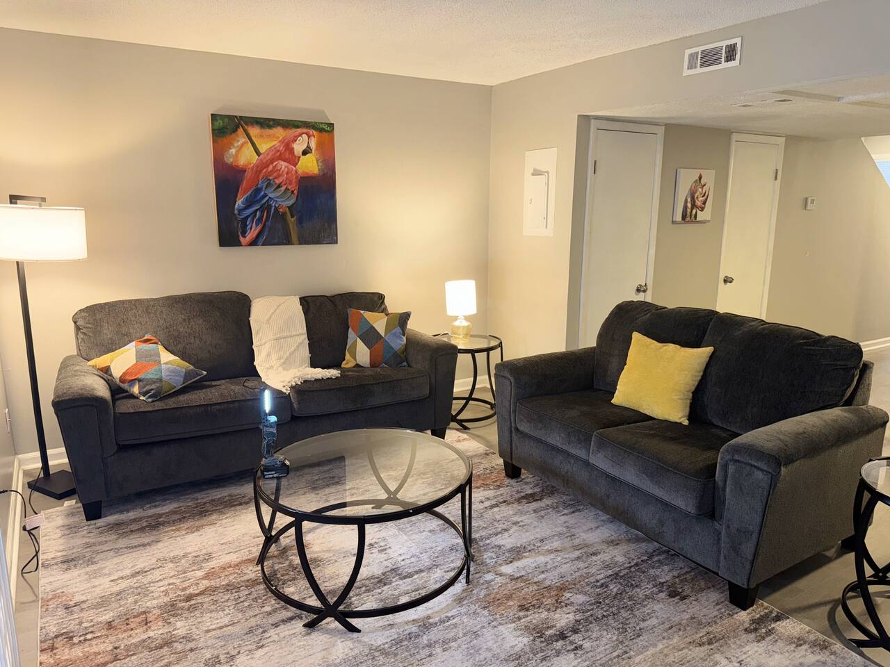 Airport 14 min | Hospital 8 min