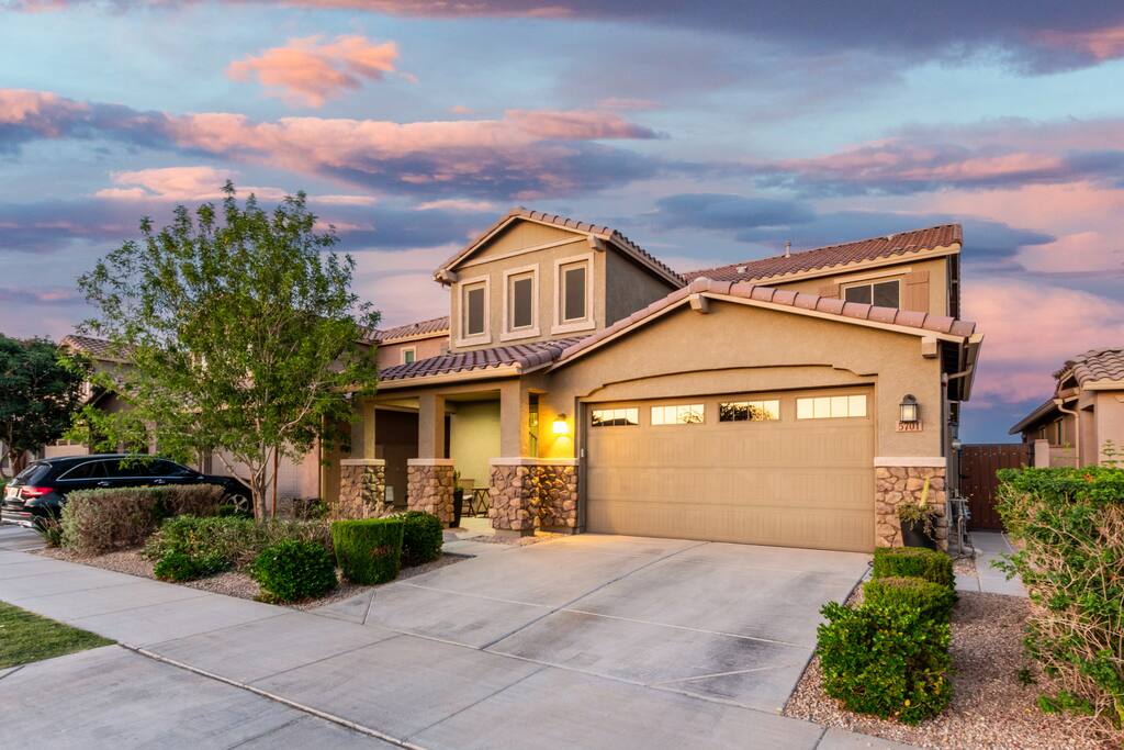 3 King Beds, Pools, Fire Pit & EV Charger