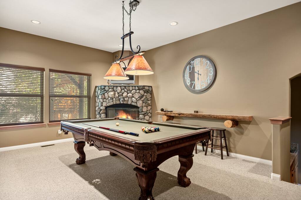Spacious Retreat | AC | Pool Table | Arcade Room