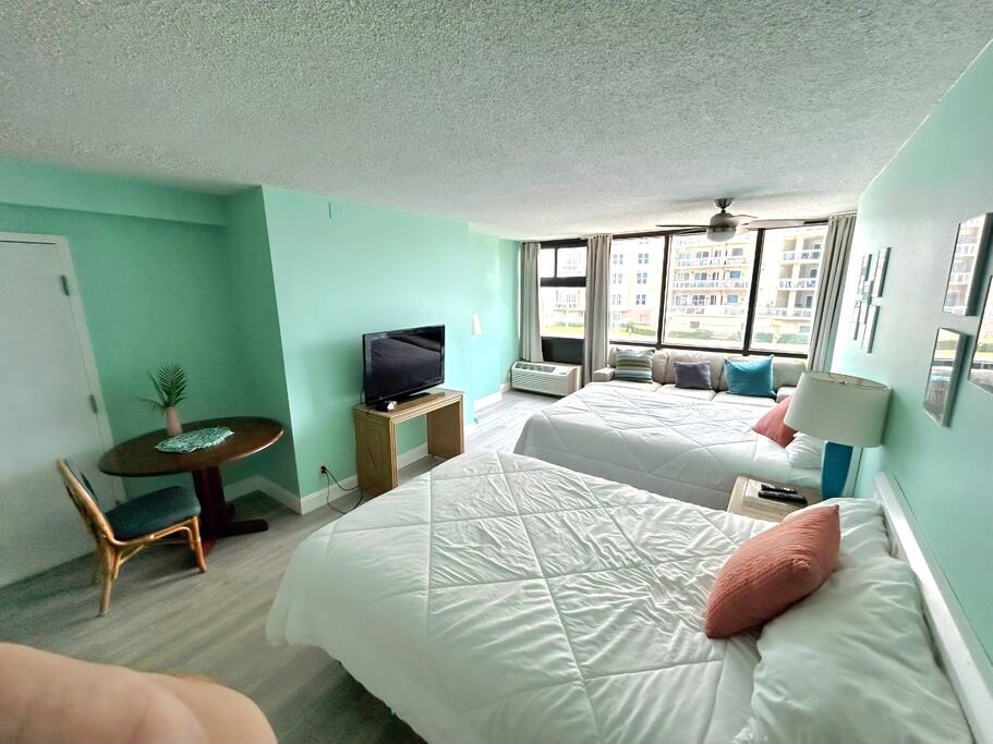 Adjoining studios w/kitchenettes, oceanview, pool