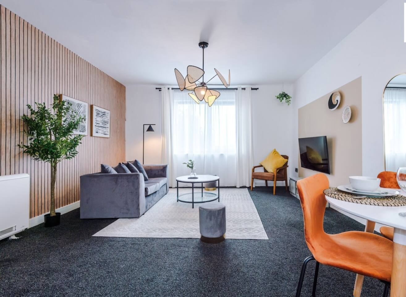 Modern Apartment Sleeps 4 & Free Parking