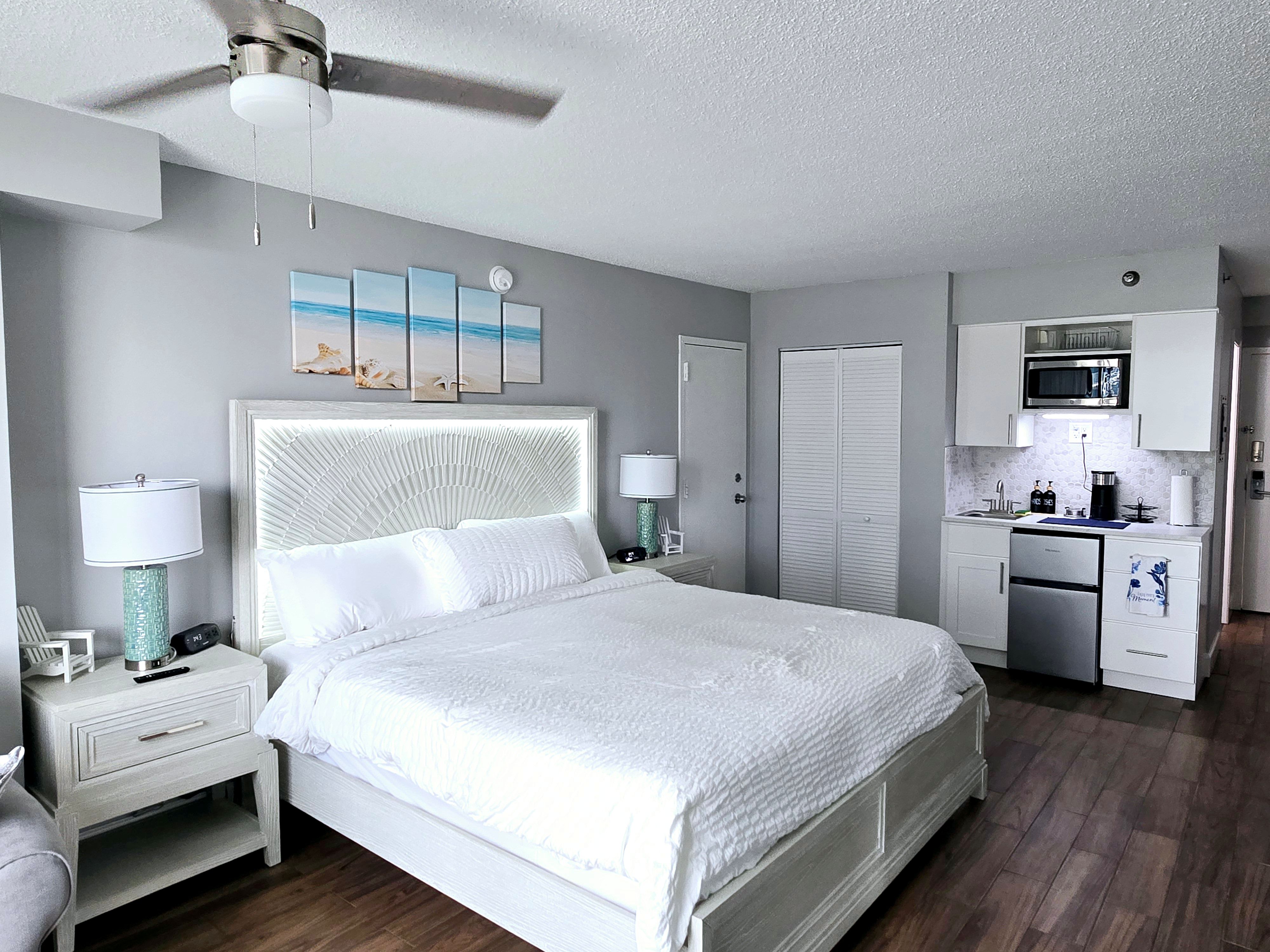 Spectacular New King Studio w/kitchenette, pool