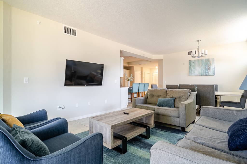 Storey Lake Themed 3BR w/ Resort Pool- near Parks!
