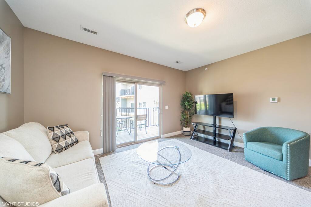 2 bedroom near Jordan Creek mall, Top Golf, DMU
