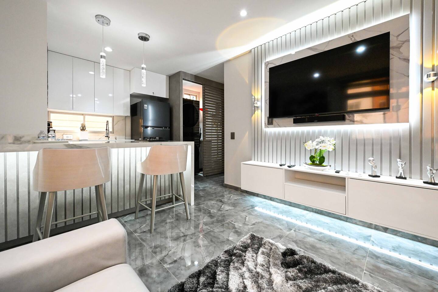 Modern Designer Apartment 500MBPS FIBER WIFI