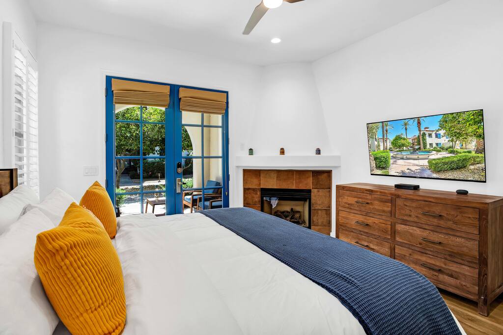 Modern King Studio Legacy Villa near Main Pool (B)