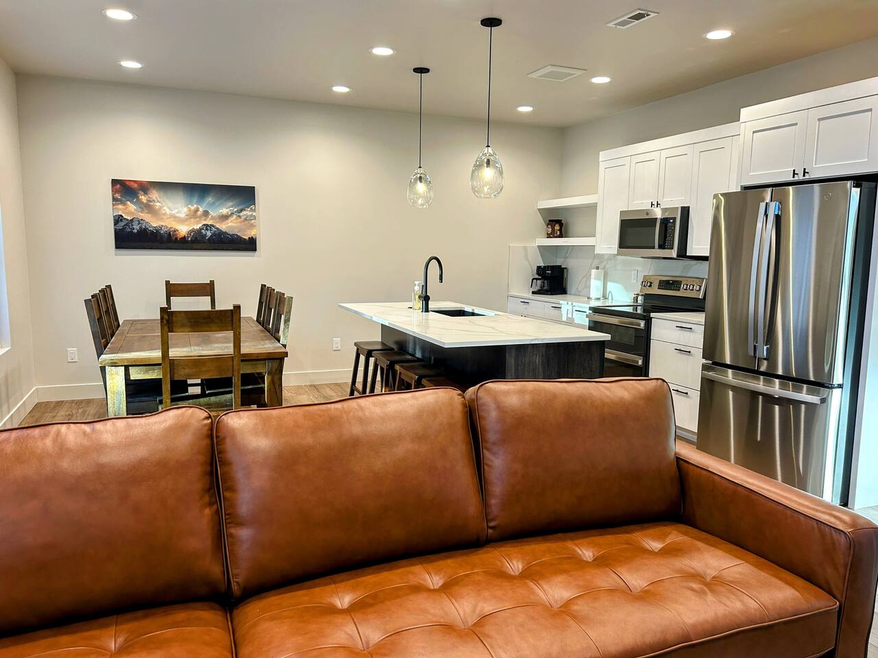 Modern Gem | Walkable | 2 Kings | Bunks | Hot Tub