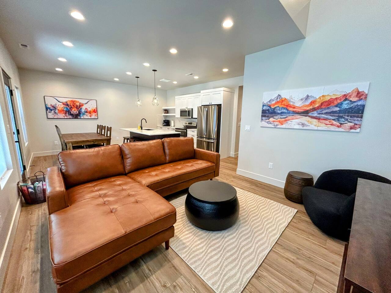 Luxury Retreat • Hot Tub • Walkable • 3 King Beds