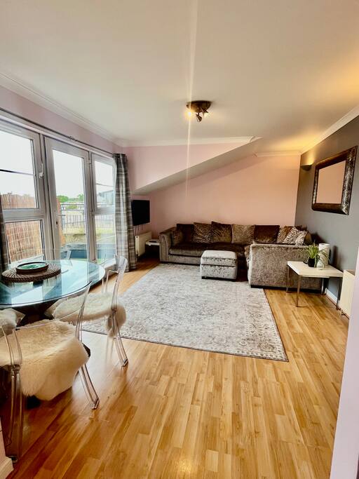 Modern 2-Bed, 2-Bath flat with Balcony & Views