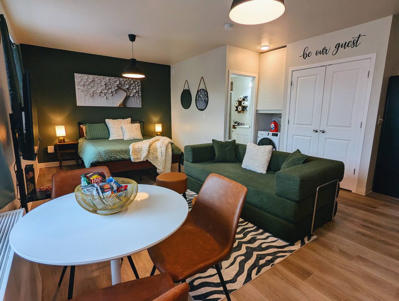 Renovated Gem: Park Free, Fast WiFi, 10m to DT