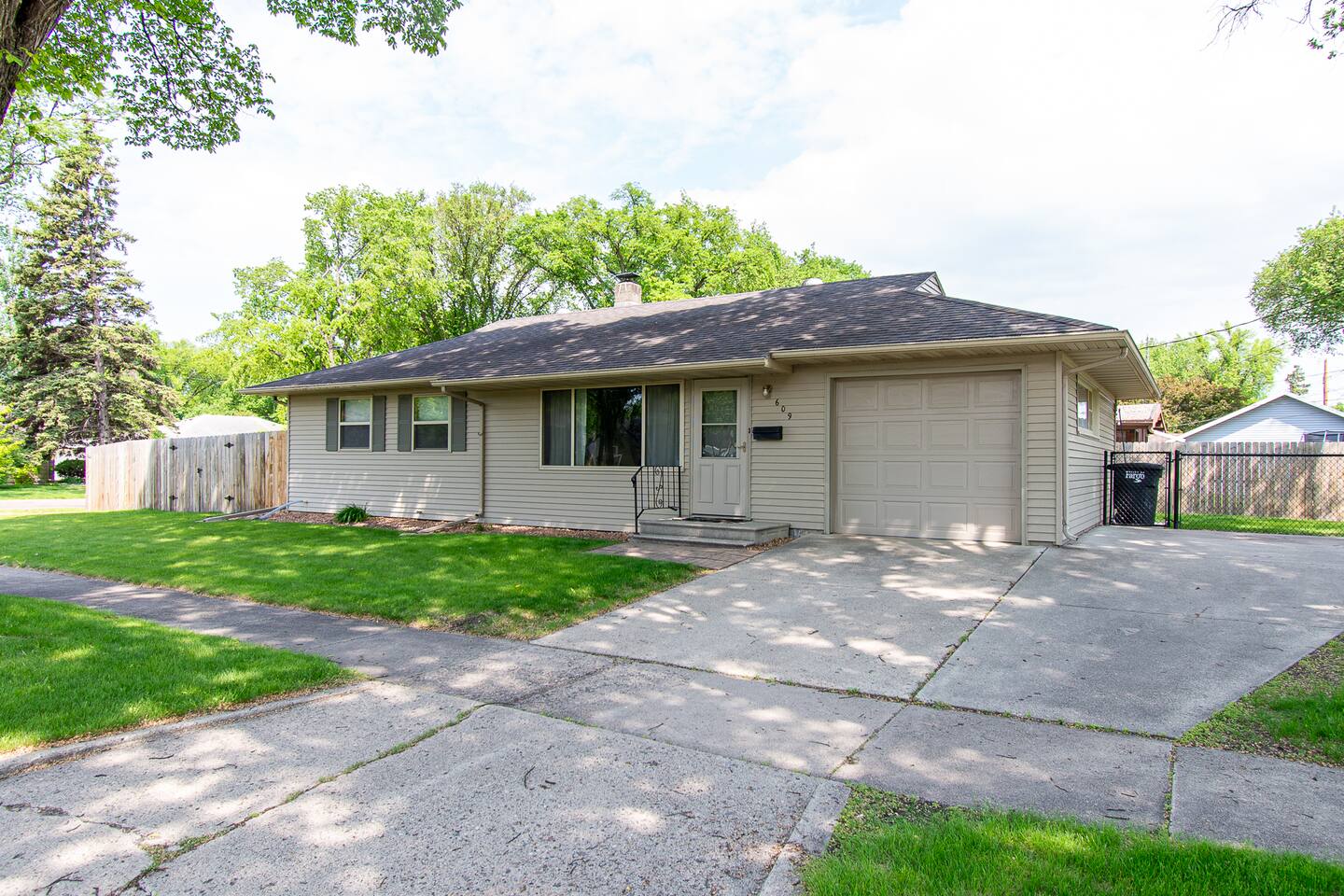 3BR I 3 min to NDSU, Fenced Yard, Ping Pong, King