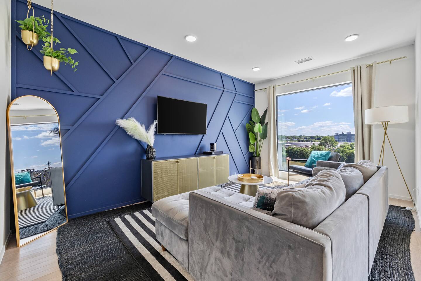 NEW! 1mi->Broadway! Top of the Tune Penthouse