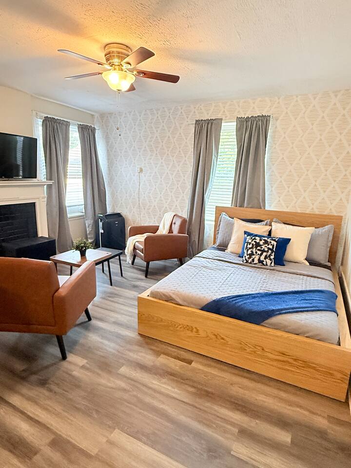 Chic Studio Near Downtown, Full Kitchen Included!