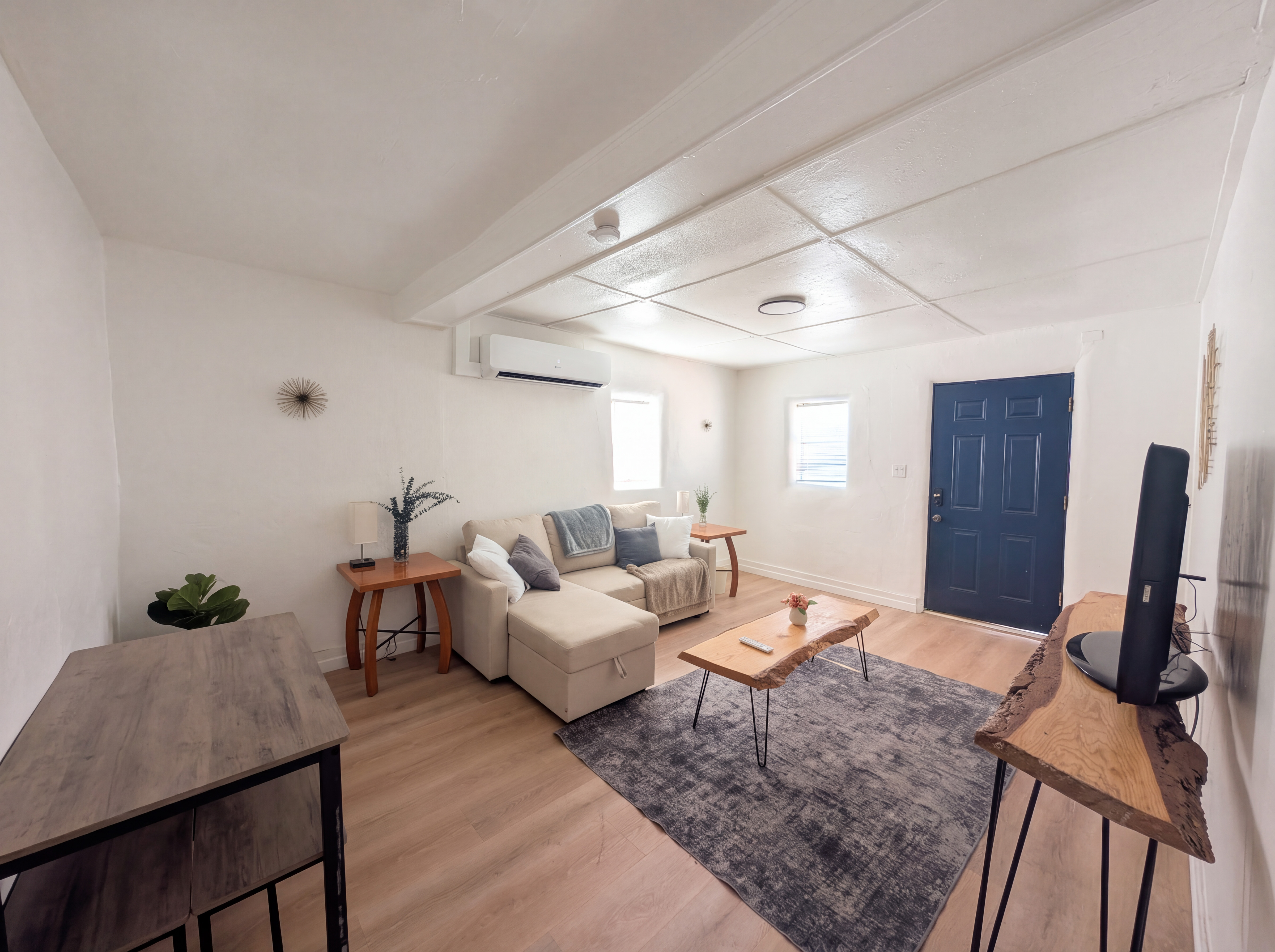 Downtown District - Modern Apt Yard, King Bed, W/D
