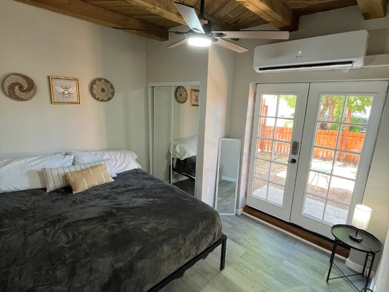 Sawmill District - Modern Apt Yard, King Bed, W/D