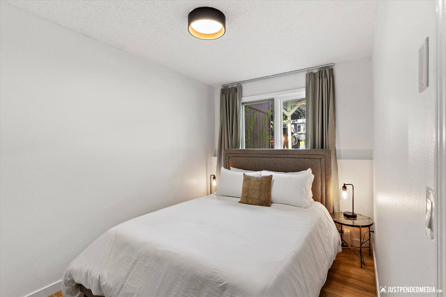 Blackberry Hideout: 2 BR Near Airport / Shopping