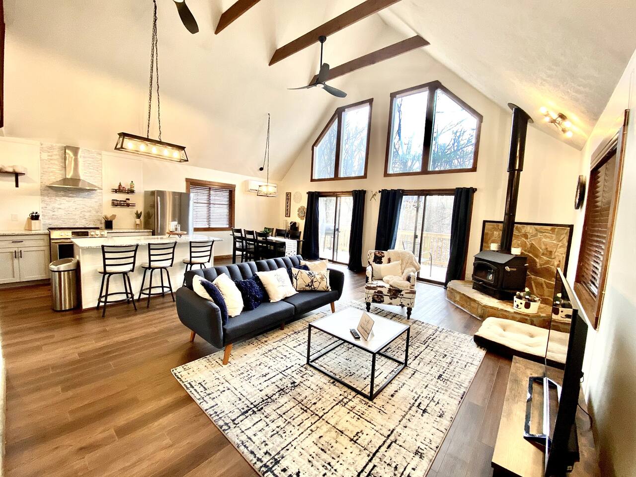 Hot Tub Luxe Retreat • Game Room • Lake • Bryce - Chalet