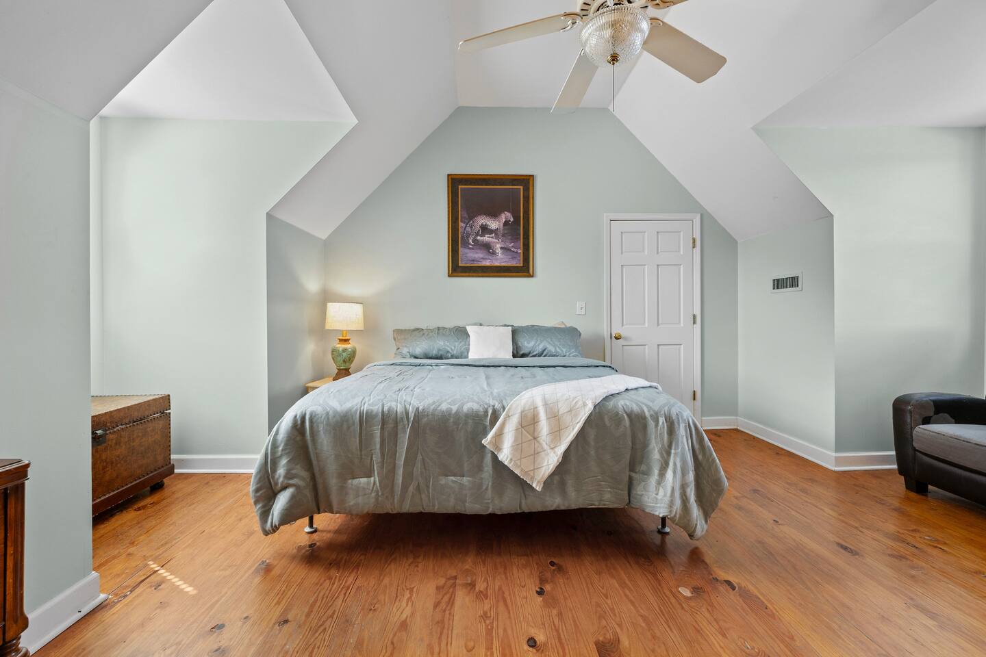 Genesis Country Estate / Gabriella's Room