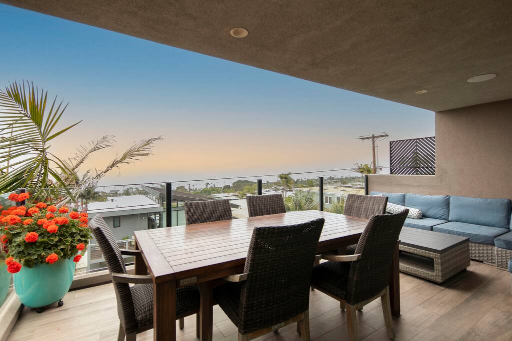 Stunning Modern Ocean View Home in Cardiff!