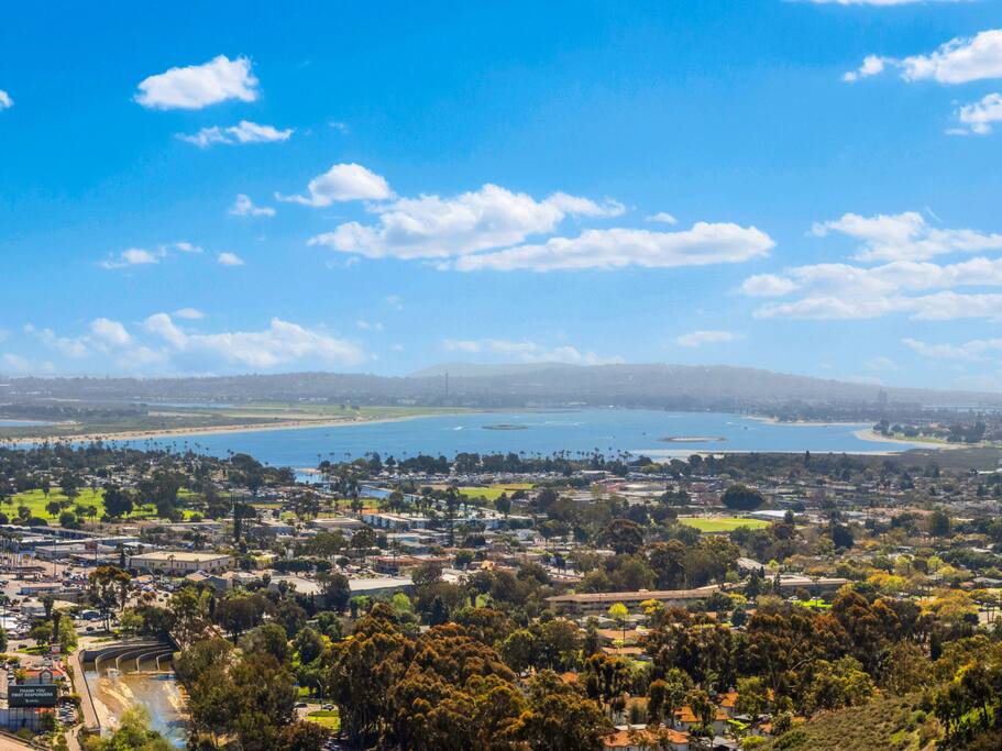 Bay Views, Movie Theater, Fire Pit & Kids Room!