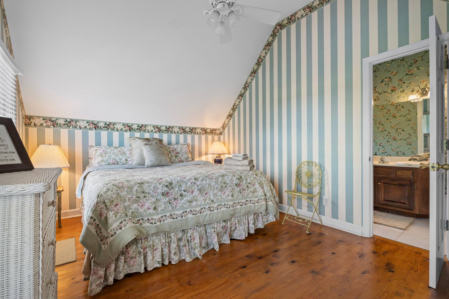 Genesis Country Estate - Courtney's Suite