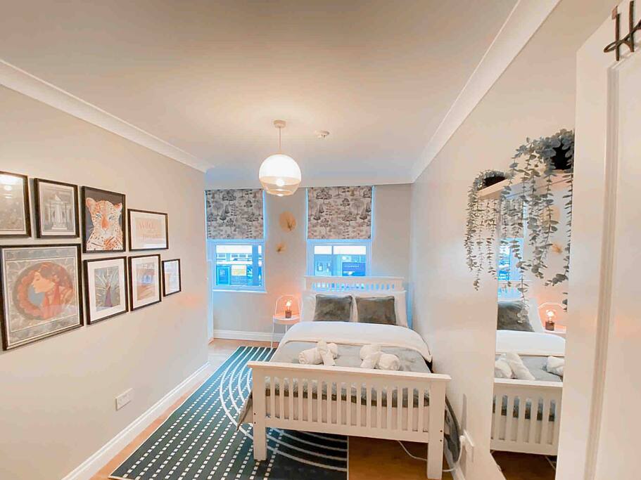 Zone 2 Double Room, two minutes to train station