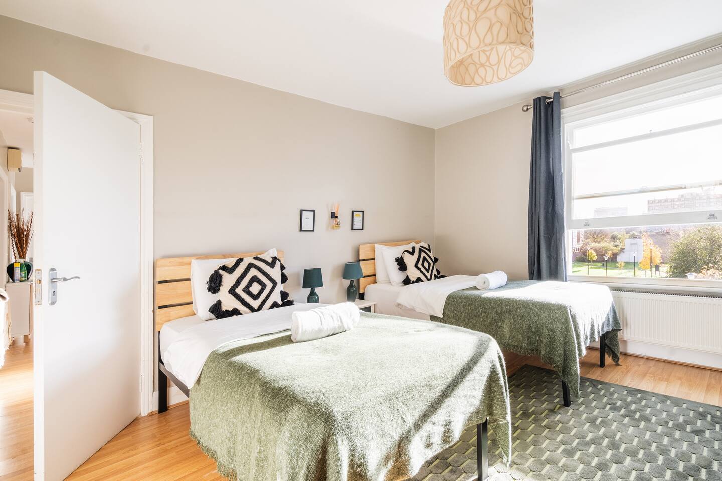 Homey private double Hackney/Columbia flower mrkt.