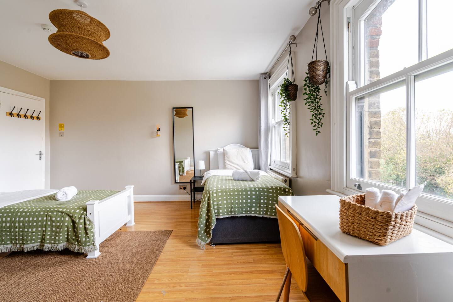 Private triple room / zone 2 / hackney road