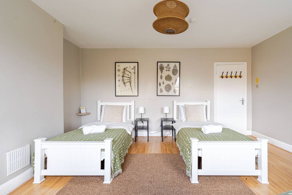 Private triple room / zone 2 / hackney road