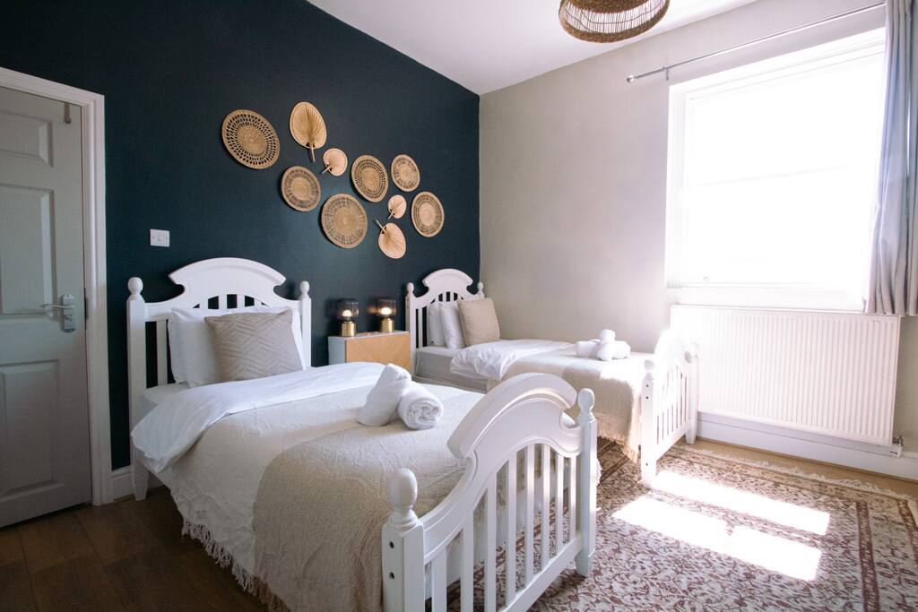 Comfy double room / zone 2 / Columbia flower mkt