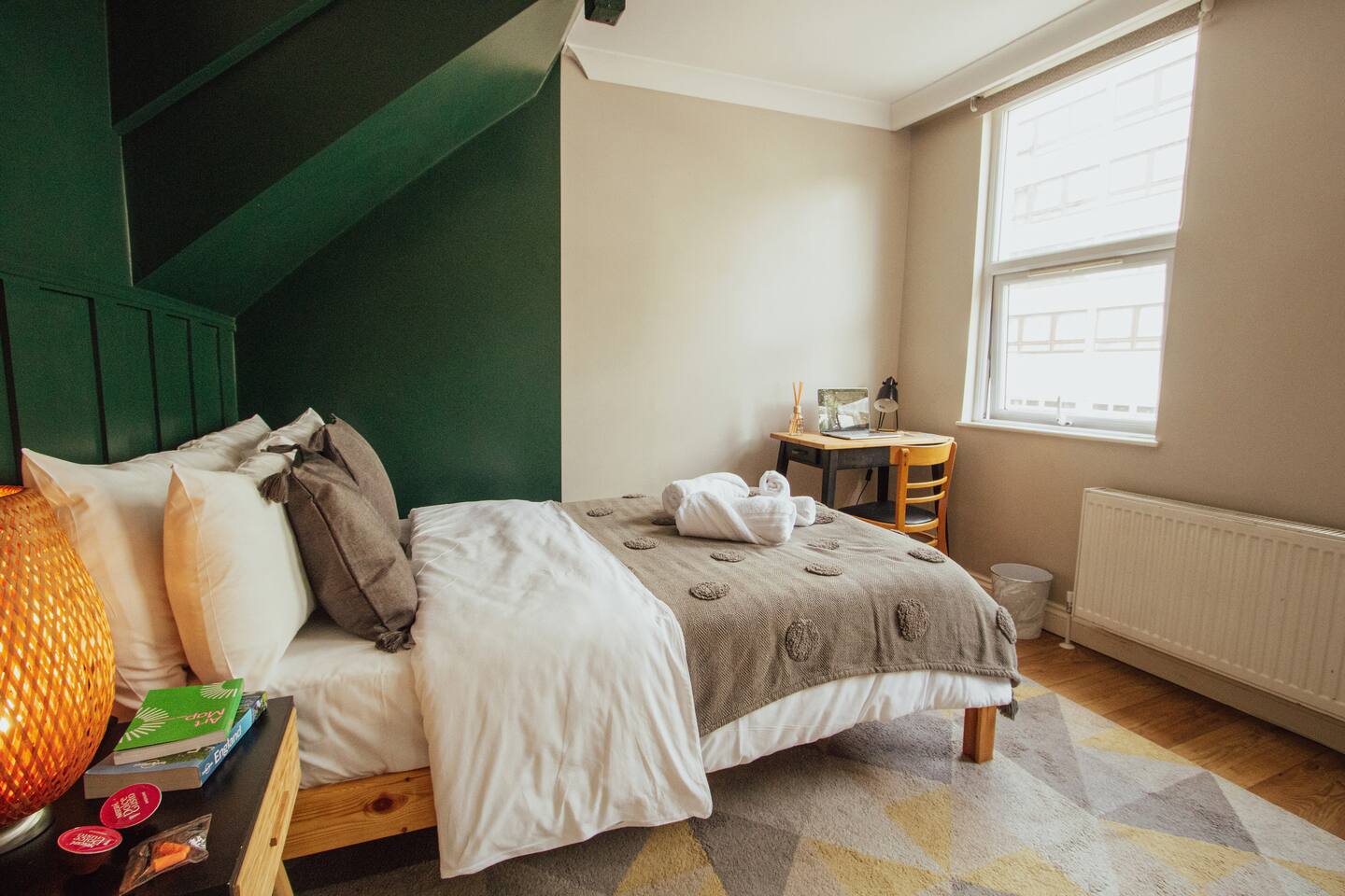 Sleek double room in zone 2. Tube Bethnal green