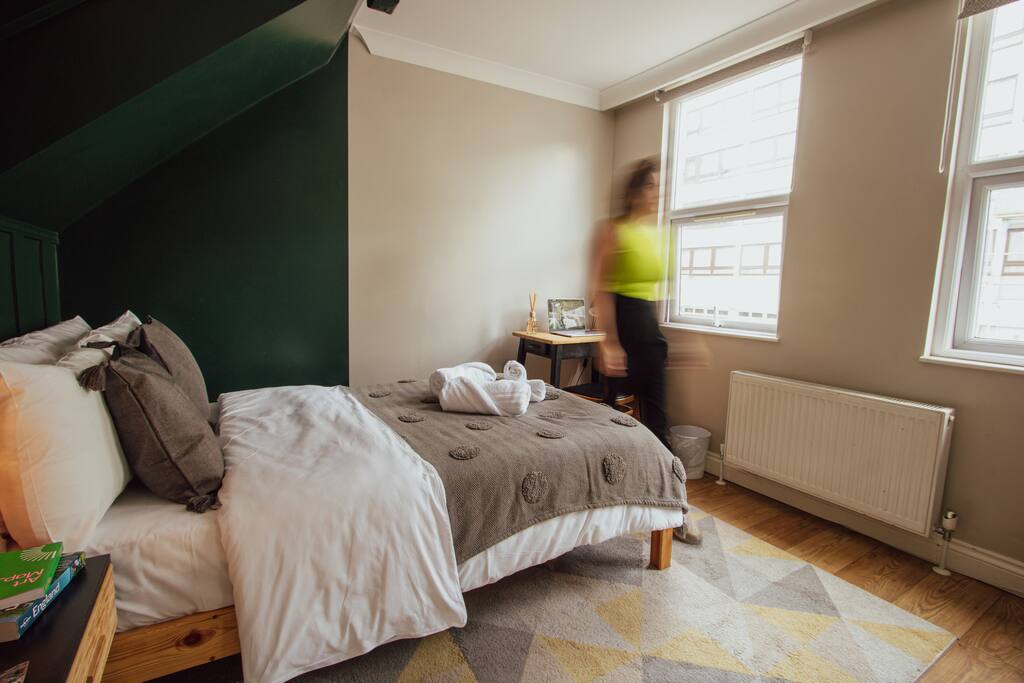 Sleek double room in zone 2. Tube Bethnal green