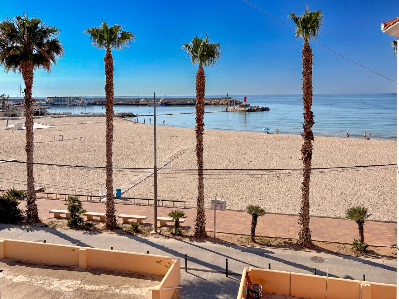 Stylish Seafront Apartment - Apartment