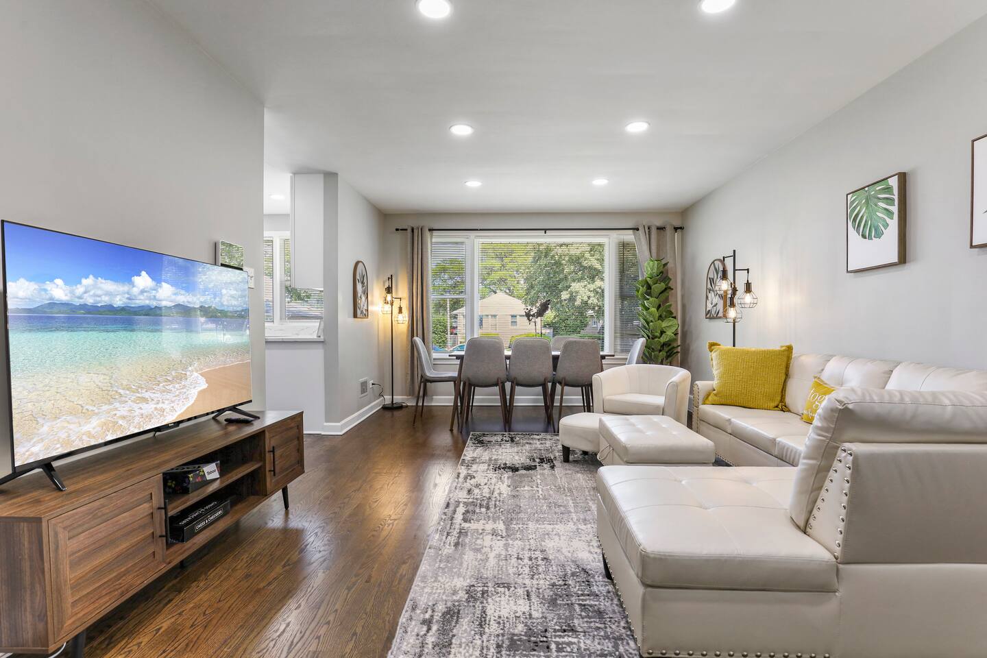 Sassy Skokie Stay: Fenced Yard