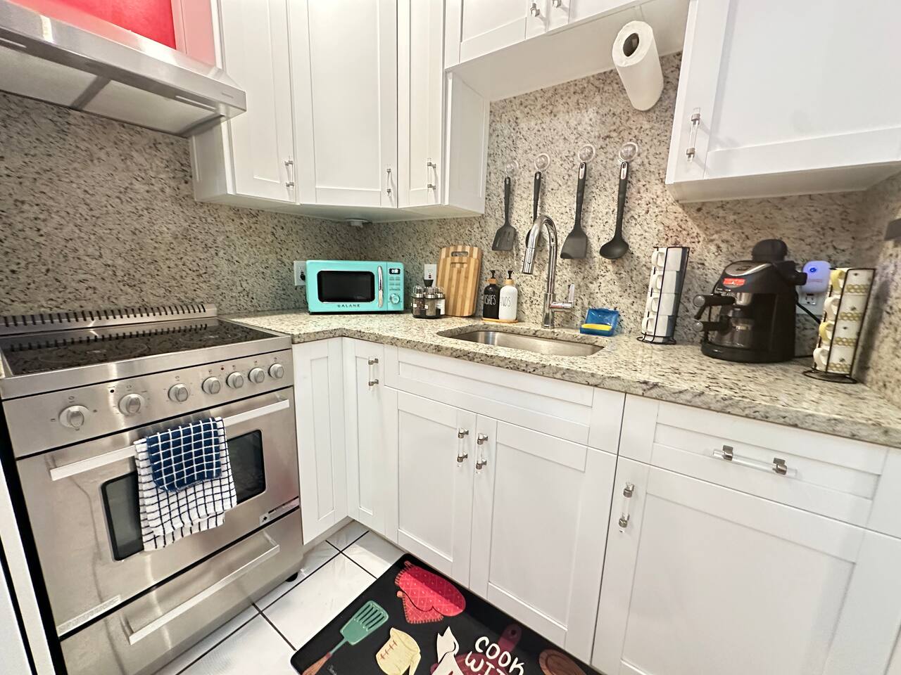 Cuban Style Apt | King Bed, Central, Local Vibes