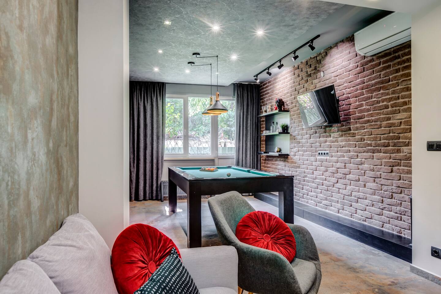 Sophisticated 2BDRM 2BATH and Billiard