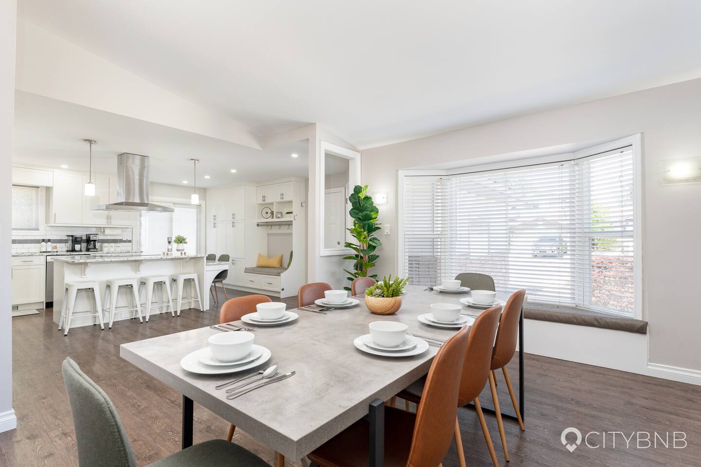 Aldergrove | Sleeps 10 | Hot Tub