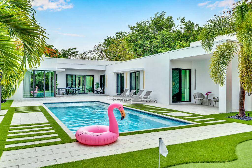 Heated Pool•Basketball•Private Villa•BBQ Grill